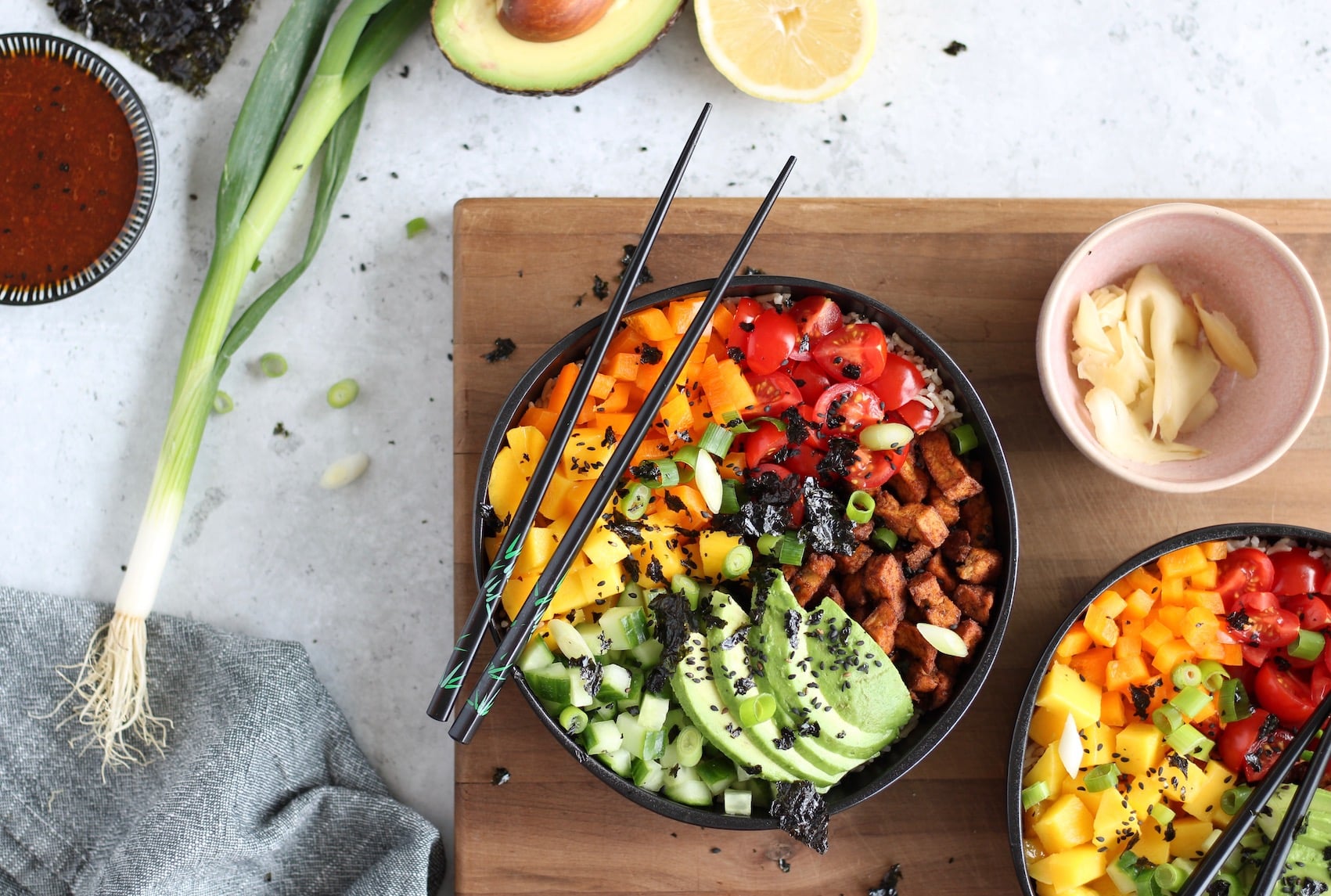 Regenboog poké bowl