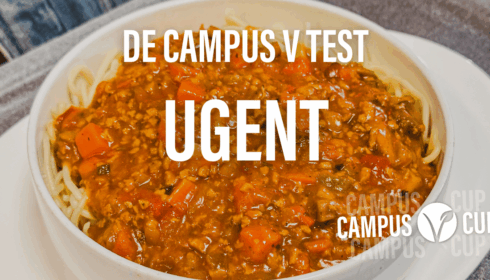 Een kom spaghetti met daarop een tomaten- en groentesaus met vleesvervanger, met daaroverheen witte tekst die luidt: DE CAMPUS V TEST UGENT CAMPUS CUP.