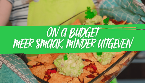 Iemand die een schaal met nacho’s met guacamole vasthoudt, met daaroverheen de tekst ‘On a budget, Meer smaak, minder uitgeven’ in groene letters.
