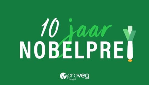 Groene afbeelding met de tekst ‘10 jaar NOBELPREI’, waarbij de letter I is vervangen door een prei. Onderaan in het midden staat het logo van ProVeg België.