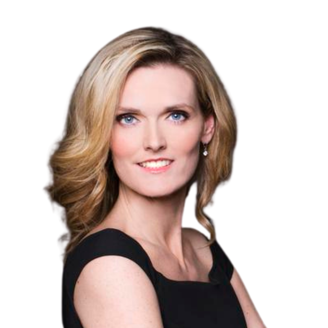 Žena s vlnitými blond vlasy v černých šatech bez rukávů a náušnicích se usmívá do kamery na bílém pozadí.