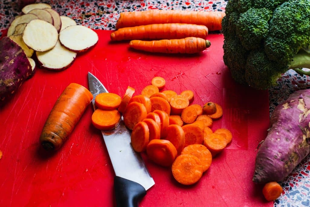 chopping board with veg